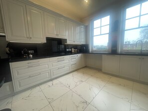 Microwave, oven, stovetop, dishwasher - Luxurious 4 bedroom Apartment near Kensington Palace,with optional housekeeping. (London)