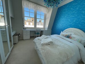 4 bedrooms, iron/ironing board, travel cot, free WiFi - Luxurious 4 bedroom Apartment near Kensington Palace,with optional housekeeping. (London)