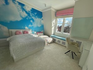 4 habitaciones, tabla de planchar con plancha y cuna de viaje 