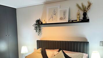 Lyxlägenhet - balkong - utsikt mot staden | 1 sovrum, mörkläggningsgardiner, strykjärn/strykbräda och gratis wi-fi