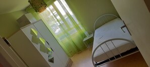 4 bedrooms, iron/ironing board, WiFi - Stay in Caen - Spacious 4 Bedroom Apartment, Near the Beach (Caen)