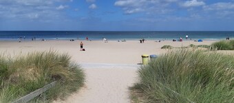 Stay in Caen - Spacious 4 Bedroom Apartment, Near the Beach