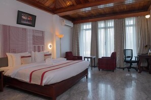 Värdeförvaringsskåp på rummet, skrivbord och strykjärn/strykbräda