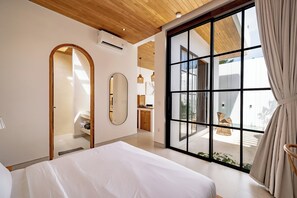 Villa Deluxe, patio, vistas a la piscina | 1 dormitorio, sábanas de algodón egipcio, ropa de cama de alta calidad