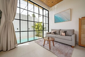 Villa Deluxe - uteplats - utsikt mot poolen | Vardagsrum | 46-tums platt-tv med digitalkanaler, Netflix och streamingtjänster
