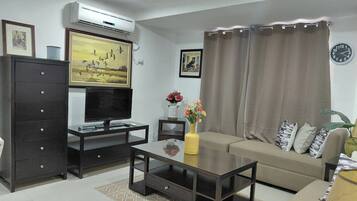 Appartement Deluxe, 3 chambres | Coin séjour | Télévision LED de 32 pouces avec chaînes numériques