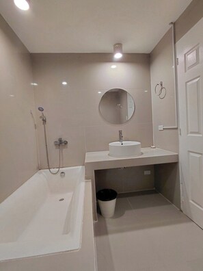 Deluxe kamer, 1 twee- of 2 eenpersoonsbedden, 2 slaapkamers | Badkamer | Een haardroger, handdoeken, zeep, toiletpapier