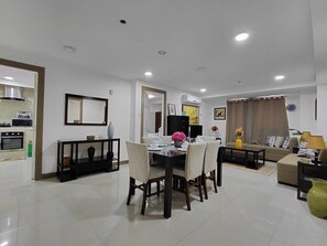 Deluxe Apartment, 3 Bedrooms | In-room dining - Apartosuites Greenbelt Makati (Makati)