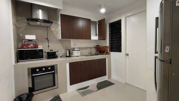 Chambre Deluxe Double ou avec lits jumeaux, 1 chambre | Cuisine privée | Réfrigérateur, micro-ondes, four, cuiseur de riz