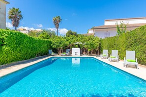 A swimming pool with lounge chairs and a hedge. - Can Miquel (tord) - Villa With Private Pool (Son Bauó (can Picafort), Illes Balears)
