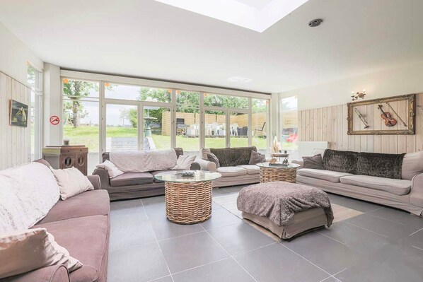 Téléviseur, foyer, lecteur de DVD, chaîne audio