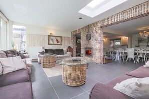 Téléviseur, foyer, lecteur de DVD, chaîne audio