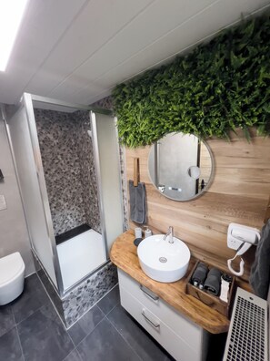 Hair dryer, towels, soap, shampoo - Amethyst Schmuckstück - Modern vacation apartment with garden in Ottobeuren (Ottobeuren)