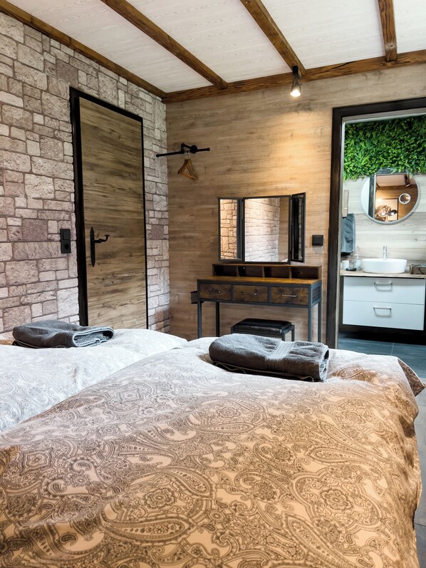 1 habitación, tabla de planchar con plancha, wifi y ropa de cama