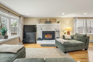 Smart TV, chimenea y oficina