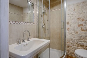 Dusj, hårføner, bidé og håndklær