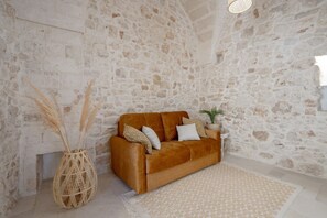 TV - GuestHost - Wonderful apartment of about 40 sqm, able to accommodate up to 4 people, located on the first and second floor of a building (NO elevator - several internal and external steps to climb).The property is located in Conversano, in the province o (Conversano)