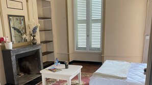 Room - Bed and breakfast in a small chateau in the Loire Valley (Saint-Cyr-en-Pail)
