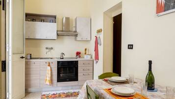 Réfrigérateur, four, plaque de cuisson, grille-pain