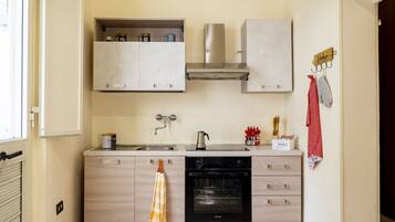 Frigorifero, forno, piano cottura, tostapane