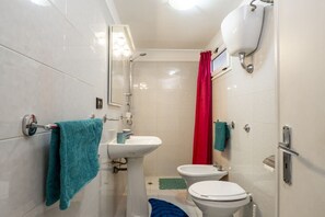 Douche, sèche-cheveux, bidet, serviettes fournies