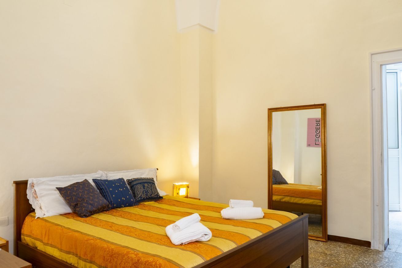 1 dormitorio, tabla de planchar con plancha, wifi y ropa de cama