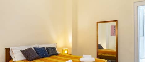 1 dormitorio, tabla de planchar con plancha, wifi y ropa de cama