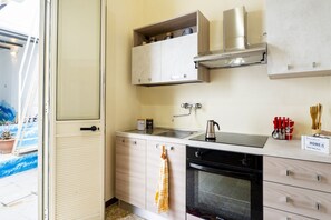 Réfrigérateur, un four, surface de cuisson, grille-pain