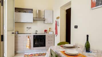 Frigorifero, forno, piano cottura, tostapane