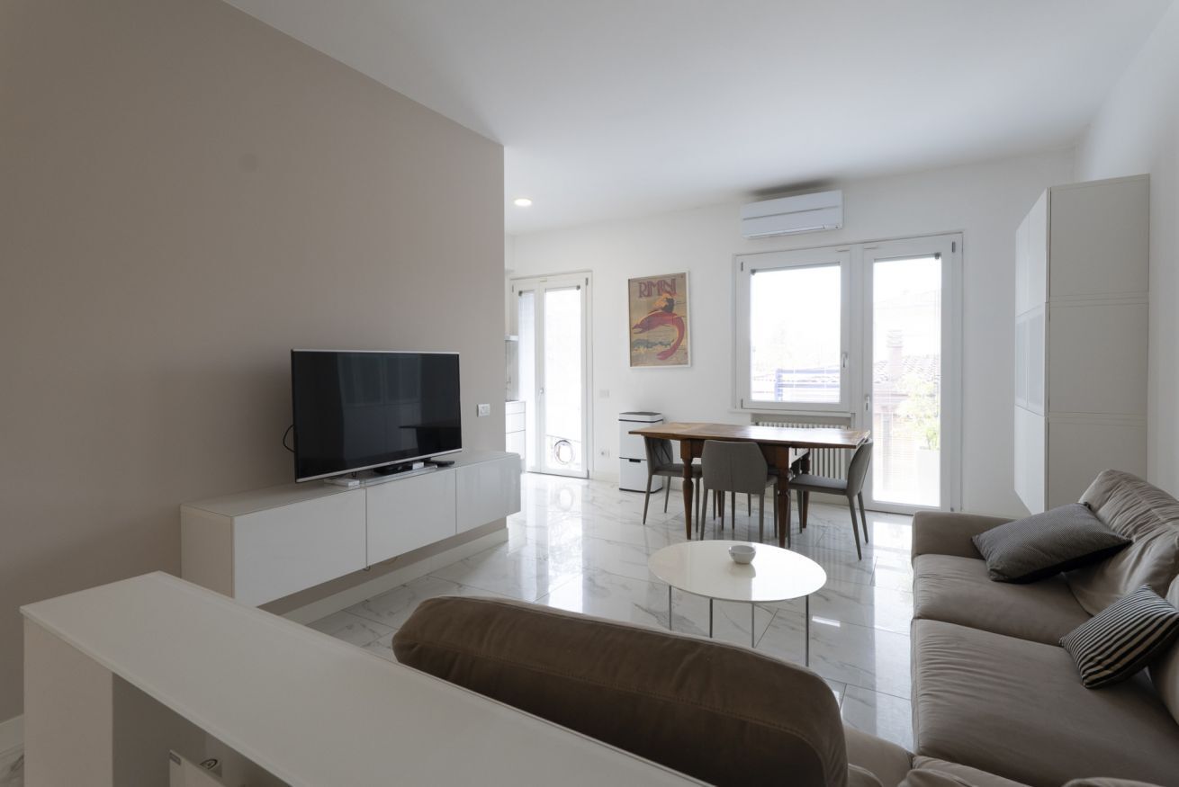 Charming 90 Sqm Apartment, Perfect For 4 People, Located On The Third Floor Of A Building With A Lift (Not Suitable For Disabled People - There Are Some Steps To Access It).the Property Is Centrally Located, A Few Steps From The Sea And Well Connected To - Rimini