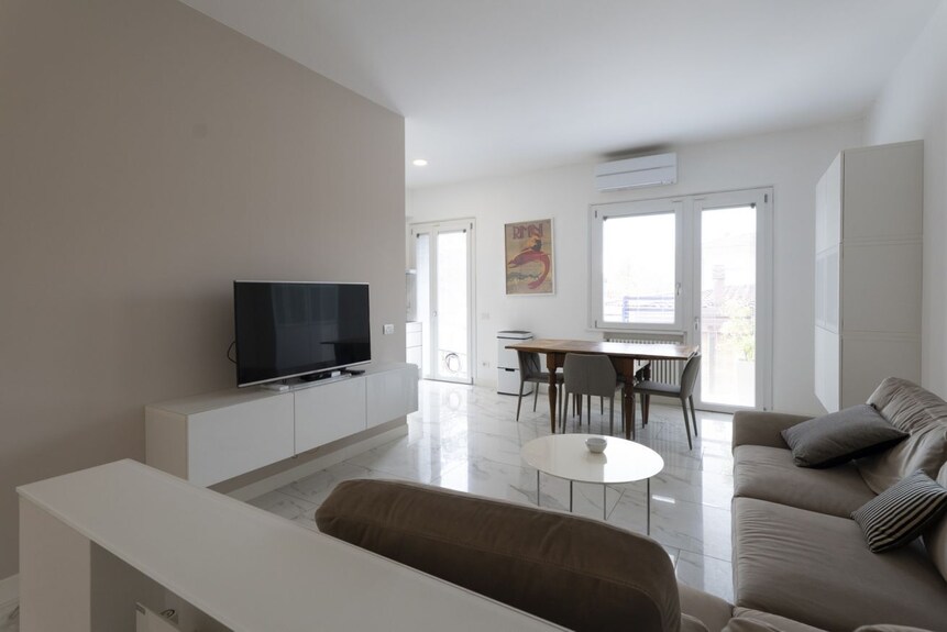 Charming 90 Sqm Apartment, Perfect For 4 People, Located On The Third Floor Of A Building With A Lift (Not Suitable For Disabled People - There Are Some Steps To Access It).the Property Is Centrally Located, A Few Steps From The Sea And Well Connected To - Rimini