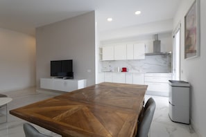 Four Ă micro-ondes, un four, surface de cuisson, lave-vaisselle