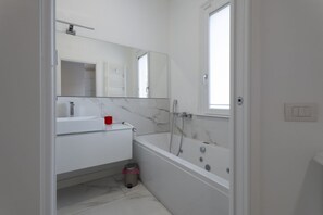 Douche, baignoire à remous, séchoir à cheveux, bidet