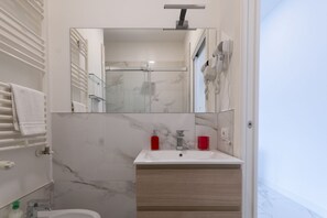 Douche, baignoire à remous, séchoir à cheveux, bidet