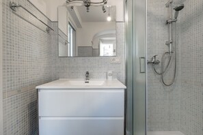 Shower, hair dryer, bidet, towels - GuestHost Chic B&B Piazza Libertà - Suite Taranto (Ostuni)