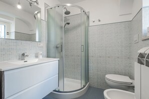 Ducha, secador de pelo, bidet, toallas