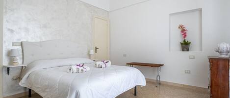 1 dormitori, planxa i posts de planxar, wifi i roba de llit