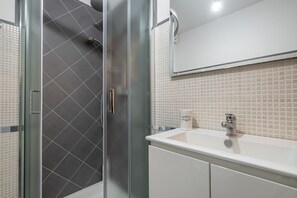 Dusche, Haartrockner, Bidet, Handtücher