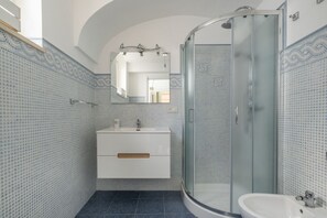 Regadera, secadora de cabello, bidet, toallas 