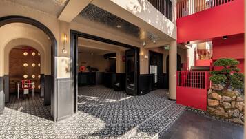 Deluxe Double or Twin Room, Courtyard View | Pemandangan dari bilik