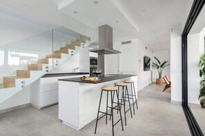 Kjøleskap, mikrobølgeovn, ovn og kokeplater