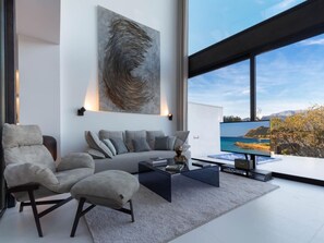 TV - Villa in Búger with Rooftop Pool & Scenic Views (Búger)