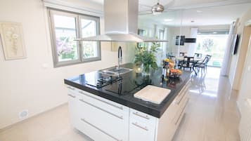 Een koelkast, een magnetron, een oven, een kookplaat