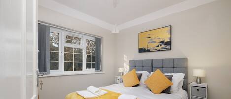 4 عدّة غرف نوم ومكواة/لوح كي