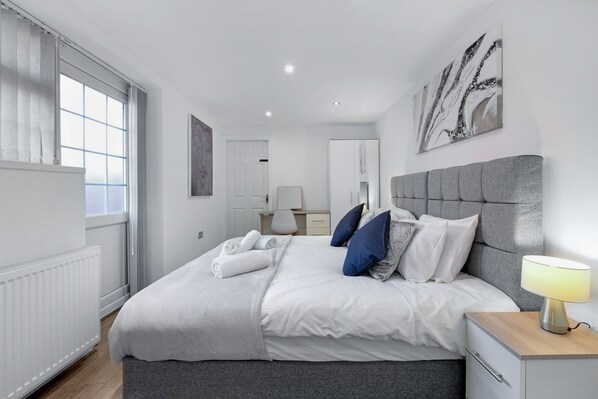 4 bedrooms, iron/ironing board