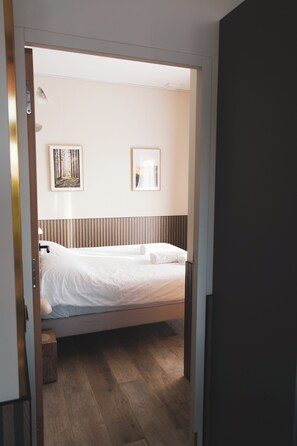 5 Schlafzimmer, Zimmersafe, Schreibtisch, Bügeleisen/Bügelbrett