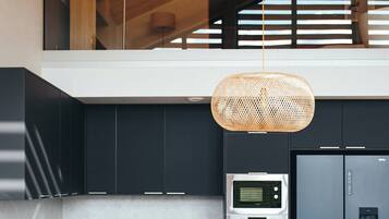 Kylskåp, mikrovågsugn, ugn och spishäll