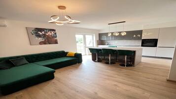 Apartment (Four-Bedroom Apartment With Sea View) | Badezimmer | Dusche, Handtücher