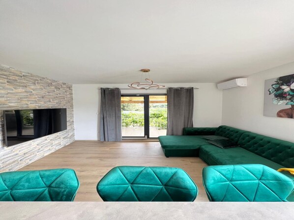 Apartment (Four-Bedroom Apartment With Sea View) | Dining room