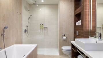 Een douche, een haardroger, handdoeken, zeep